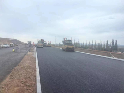 鼓足干勁 乘勢(shì)而進(jìn)--S29呼和浩特至涼城高速公路項(xiàng)目開始瀝青路面鋪筑