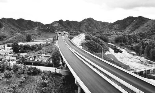 凌綏高速公路首段瀝青路面貫通，通車在即推動區域發展