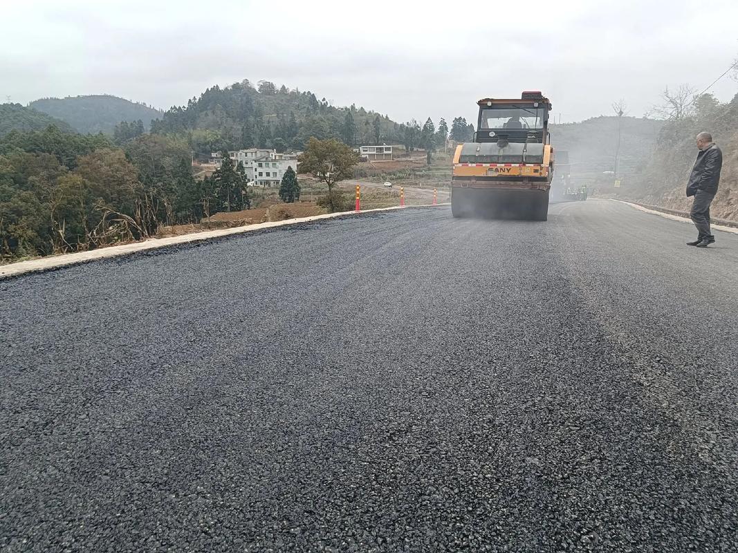 貴州旭輝科技建設(shè)安龍縣海子至灑雨公路改擴建工程瀝青路面及路橋附屬勞務(wù)分包項目概述