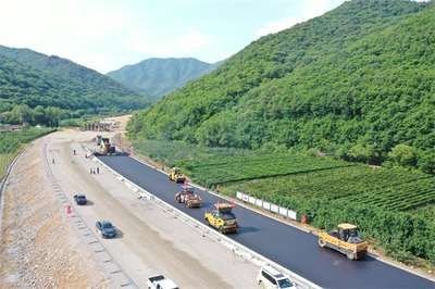 本桓高速公路十工區項目全面啟動瀝青路面施工，路橋附屬工程建筑勞務分包工作同步推進